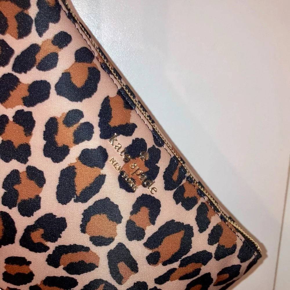 Kate Spade New York CHELSEA LEOPARD MEDIUM WRISTLET POUCH